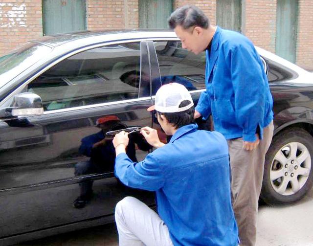 容城汽车钥匙丢在车里面怎么办?
